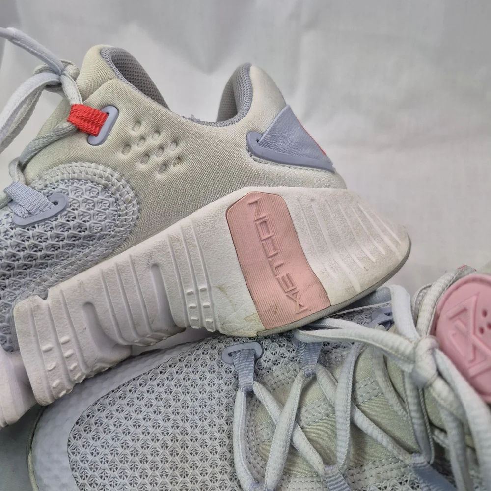 8.5 Nike Metcon‎ Athletic Shoes in Gray and Pink
